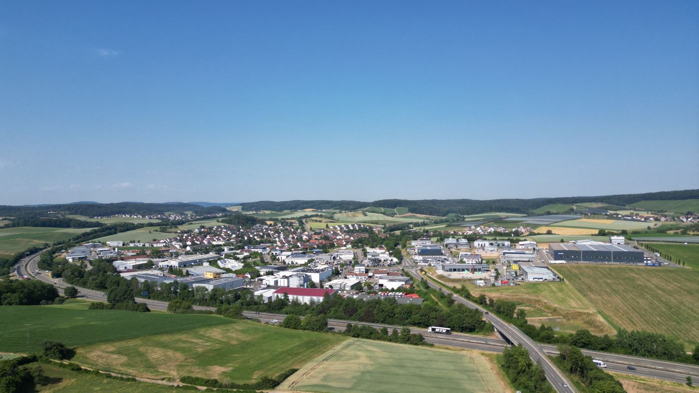 Luftbild von Bretzfeld mit Gewerbegebiet an der Autobahn
